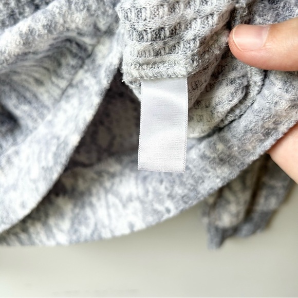 Socialite cropped scoop neck waffle weave snakeskin print sweater - Picture 6 of 6